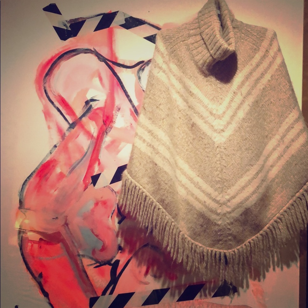 Snuggly Banana Republic Poncho ⛄️
